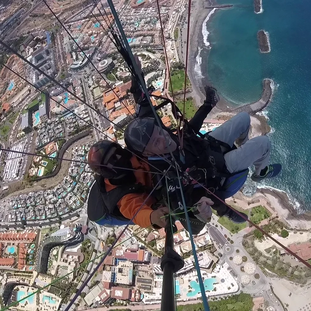 Paragliding tandem flights with a pilot